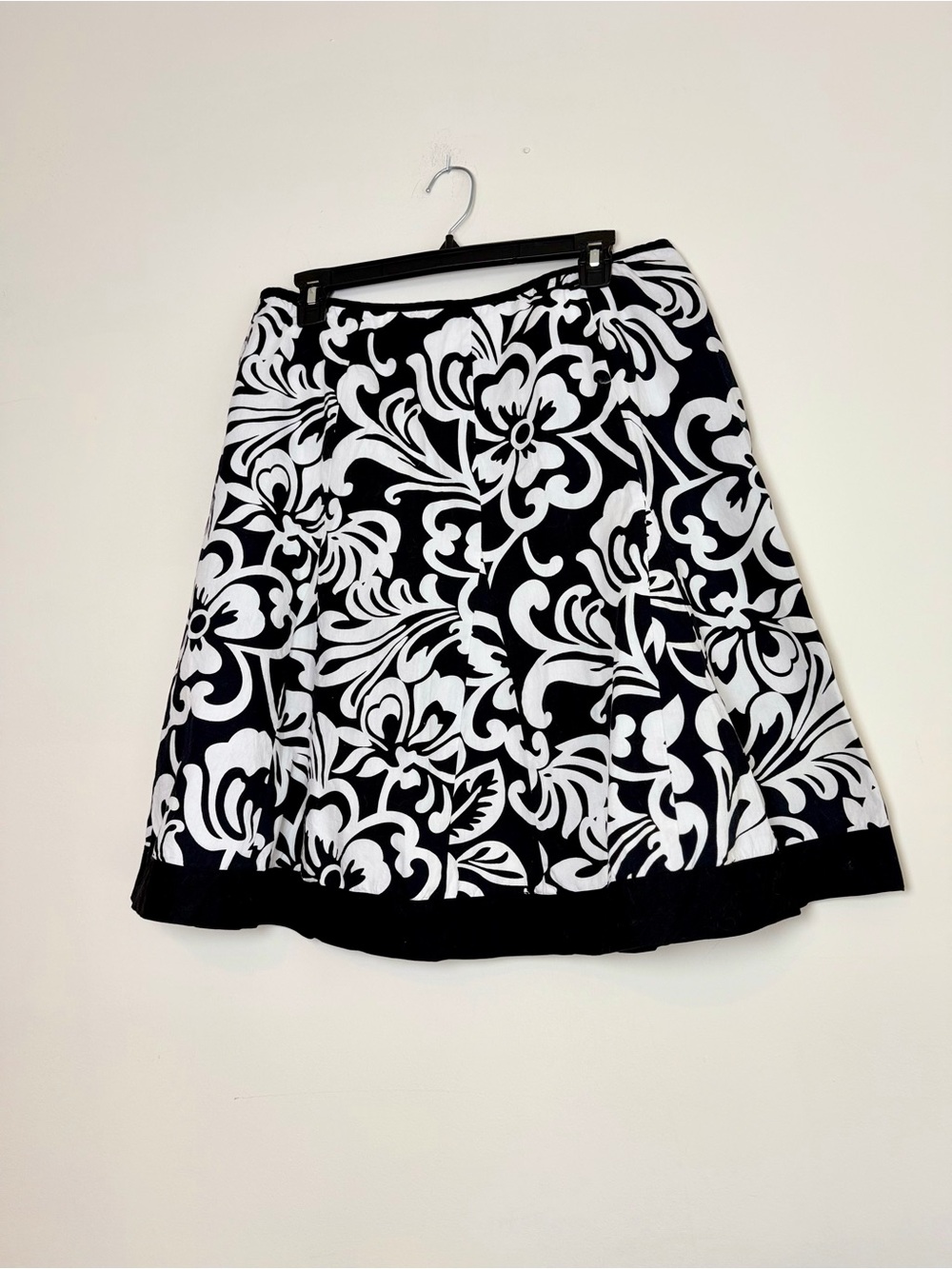 First Option Black White Floral A-Line Flare Skirt Size 14 Damask